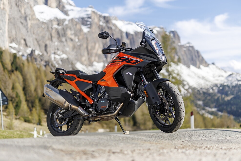 Ducati Multistrada V4 S vs KTM 1290 Super Adventure S: le foto della sfida | Alpen Masters 2025