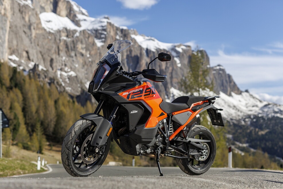 Ducati Multistrada V4 S vs KTM 1290 Super Adventure S: le foto della sfida | Alpen Masters 2025
