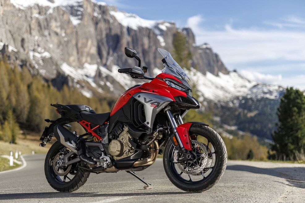 Ducati Multistrada V4 S vs KTM 1290 Super Adventure S: le foto della sfida | Alpen Masters 2025