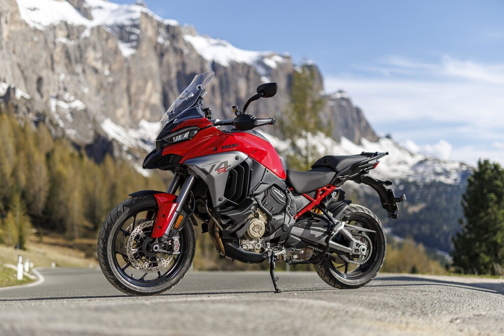 Ducati Multistrada V4 S vs KTM 1290 Super Adventure S: le foto della sfida | Alpen Masters 2025