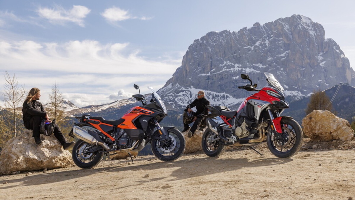 Ducati Multistrada V4 S vs KTM 1290 Super Adventure S: le foto della sfida | Alpen Masters 2025