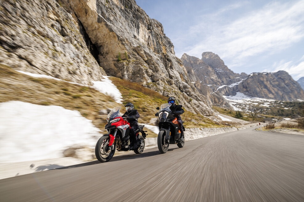 Ducati Multistrada V4 S vs KTM 1290 Super Adventure S: le foto della sfida | Alpen Masters 2025