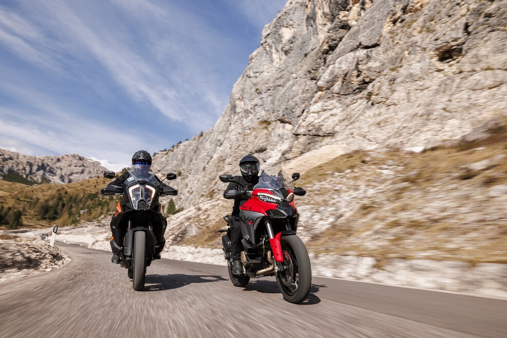 Ducati Multistrada V4 S vs KTM 1290 Super Adventure S: le foto della sfida | Alpen Masters 2025