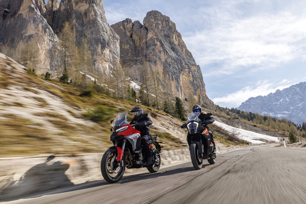 Ducati Multistrada V4 S vs KTM 1290 Super Adventure S: le foto della sfida | Alpen Masters 2025