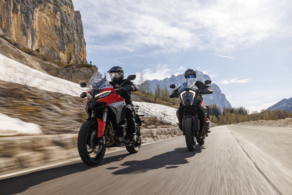 Ducati Multistrada V4 S vs KTM 1290 Super Adventure S: le foto della sfida | Alpen Masters 2025