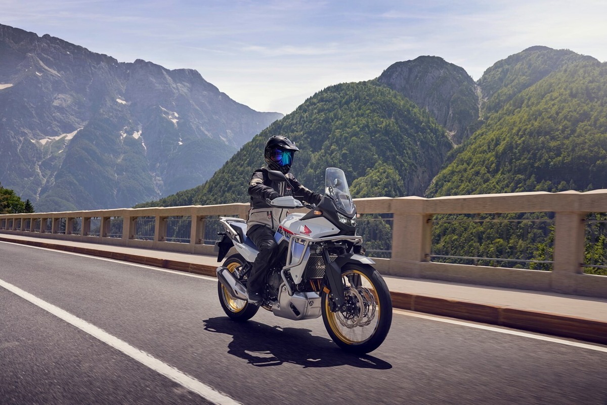 Honda Transalp, la più venduta sotto i 1000 cc: dal mito anni ’80 alla tecnologia di oggi