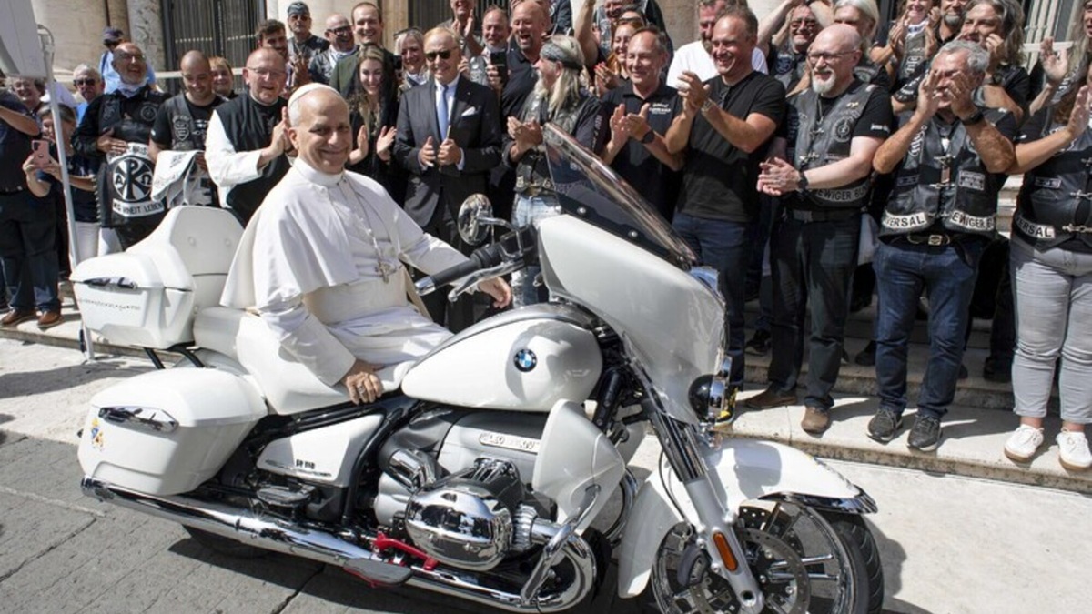 Papa Leone XIV firma una BMW R 18: all’asta Sotheby’s per una scuola in Madagascar