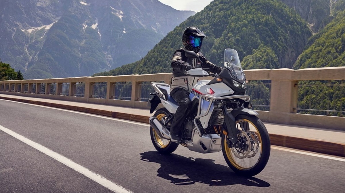 Honda Transalp, la più venduta sotto i 1000 cc: dal mito anni ’80 alla tecnologia di oggi