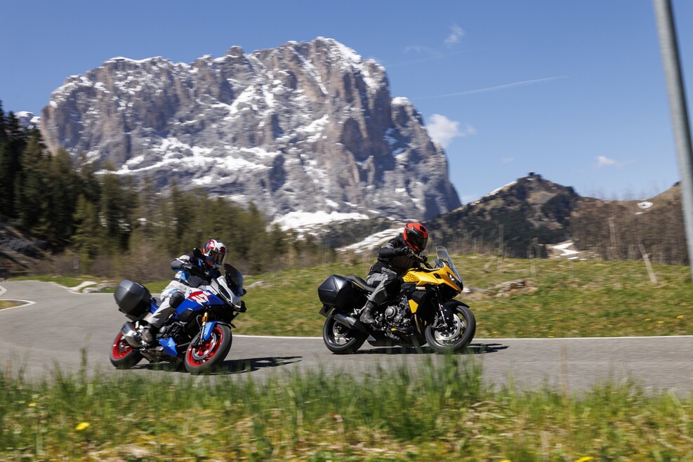 BMW F 900 XR vs Triumph Tiger Sport 800: le foto della sfida | Alpen Masters 2025