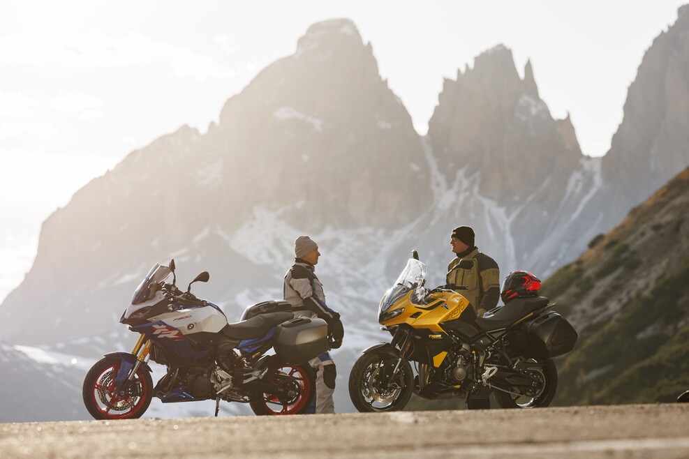 BMW F 900 XR vs Triumph Tiger Sport 800: le foto della sfida | Alpen Masters 2025