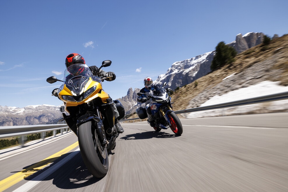 BMW F 900 XR vs Triumph Tiger Sport 800: le foto della sfida | Alpen Masters 2025