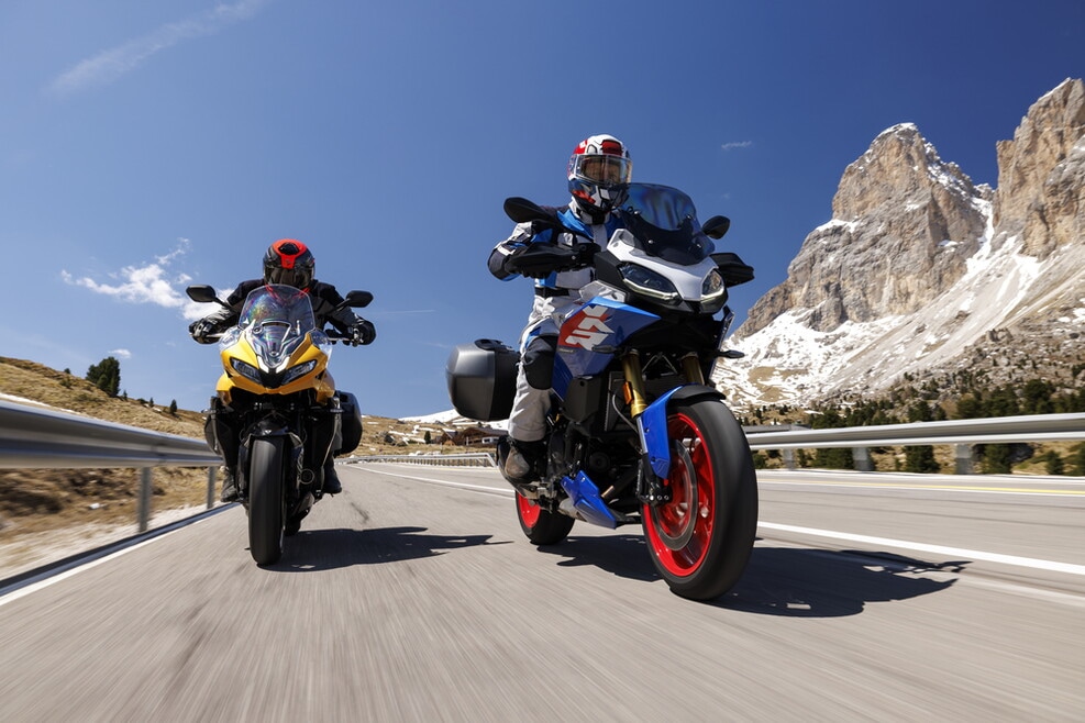 BMW F 900 XR vs Triumph Tiger Sport 800: le foto della sfida | Alpen Masters 2025