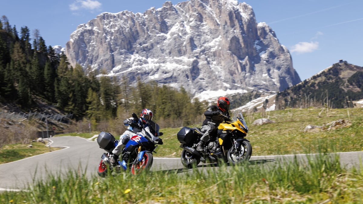 BMW F 900 XR vs Triumph Tiger Sport 800: le foto della sfida | Alpen Masters 2025
