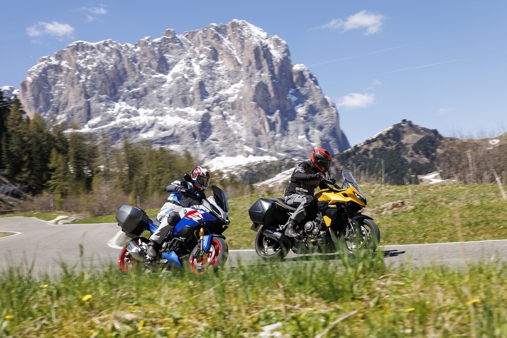 BMW F 900 XR vs Triumph Tiger Sport 800: le foto della sfida | Alpen Masters 2025