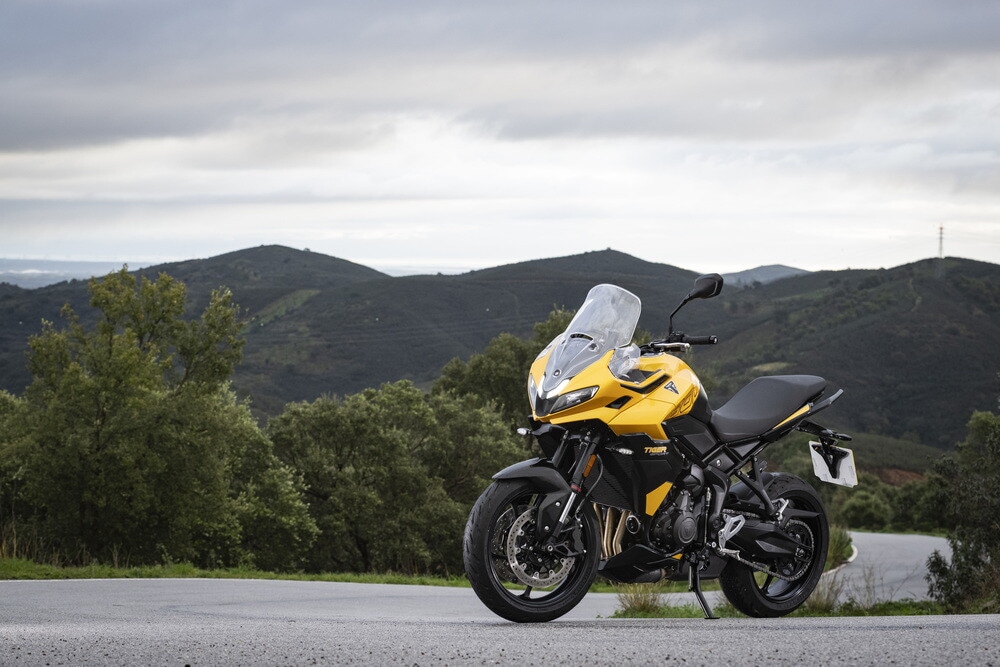 BMW F 900 XR vs Triumph Tiger Sport 800: le foto della sfida | Alpen Masters 2025