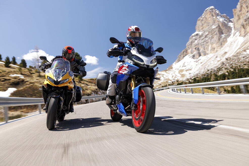 BMW F 900 XR vs Triumph Tiger Sport 800: le foto della sfida | Alpen Masters 2025