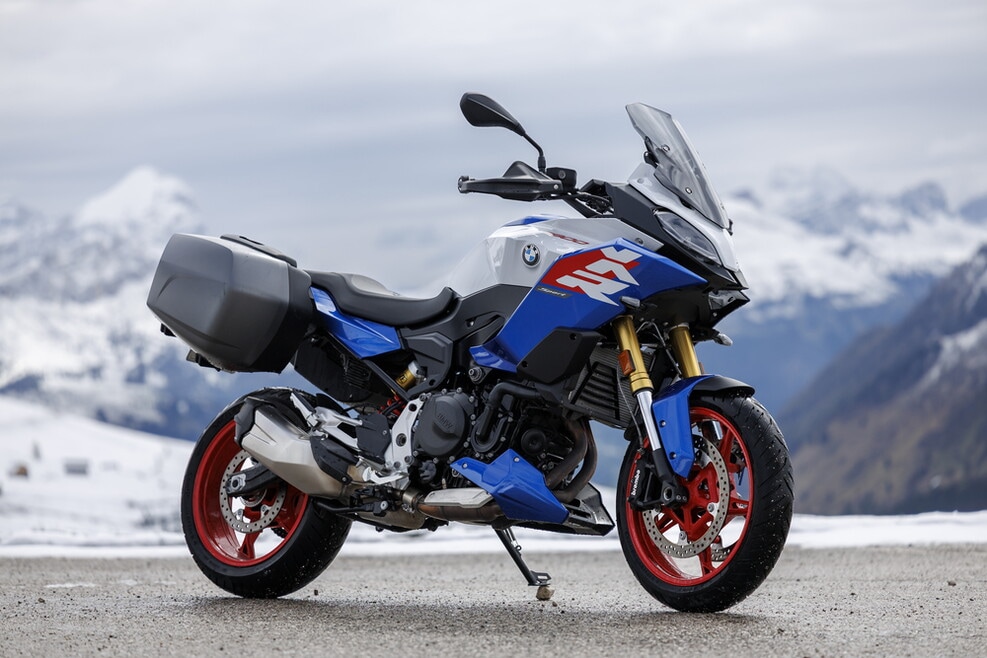 BMW F 900 XR vs Triumph Tiger Sport 800: le foto della sfida | Alpen Masters 2025