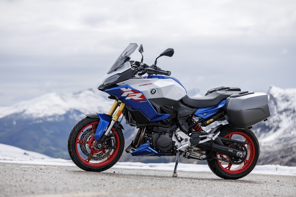 BMW F 900 XR vs Triumph Tiger Sport 800: le foto della sfida | Alpen Masters 2025