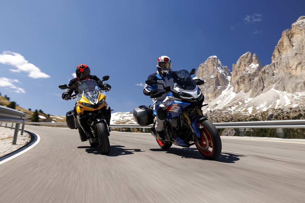 BMW F 900 XR vs Triumph Tiger Sport 800: le foto della sfida | Alpen Masters 2025