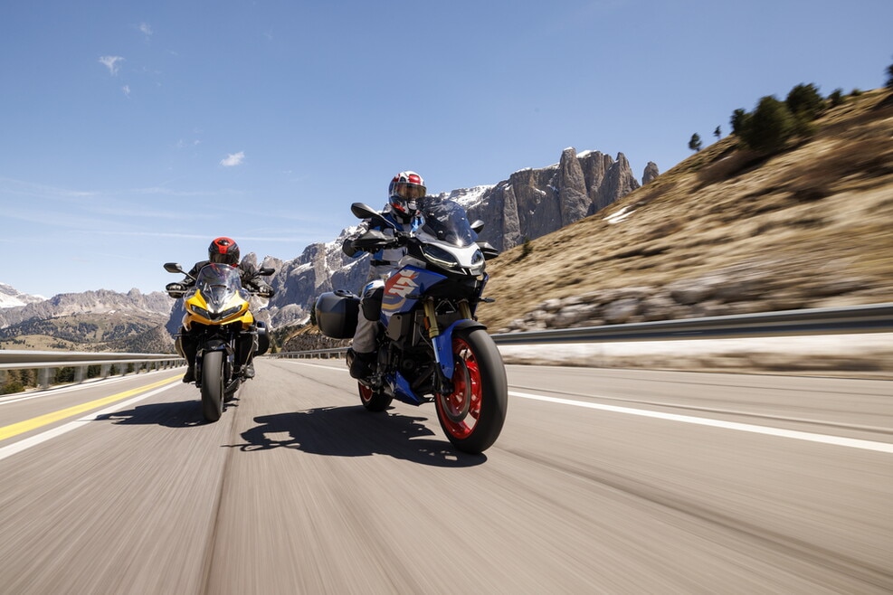 BMW F 900 XR vs Triumph Tiger Sport 800: le foto della sfida | Alpen Masters 2025