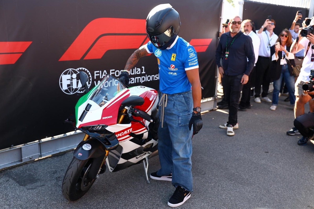 Hamilton da spettacolo a Monza: entra in sella ad una Ducati Panigale V4 Tricolore Italia