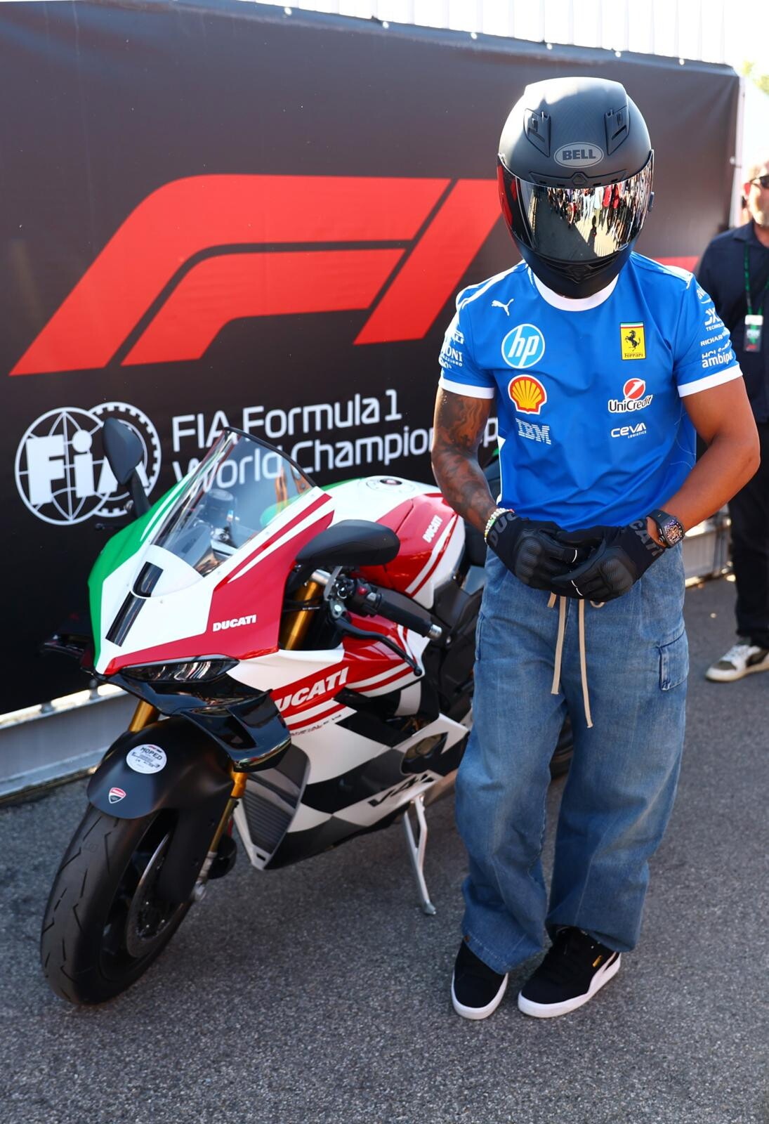 Hamilton da spettacolo a Monza: entra in sella ad una Ducati Panigale V4 Tricolore Italia