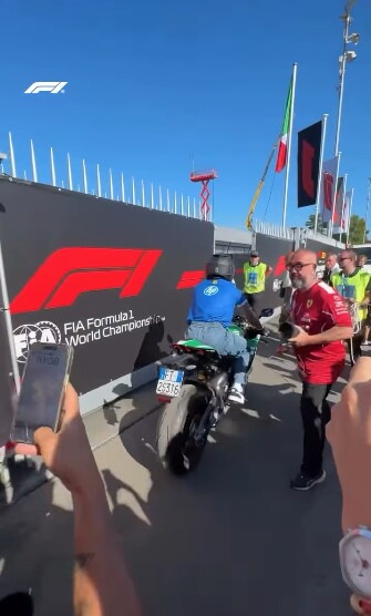 Lewis Hamilton arriva a Monza con una Panigale V4 Tricolore Italia