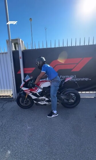 Lewis Hamilton arriva a Monza con una Panigale V4 Tricolore Italia