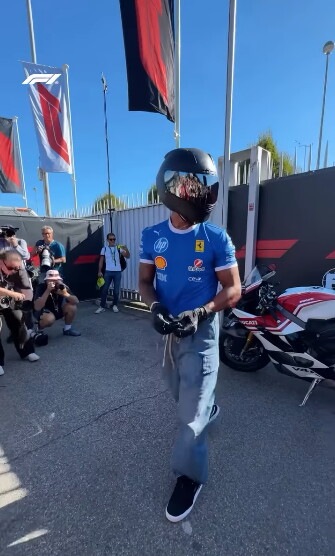 Lewis Hamilton arriva a Monza con una Panigale V4 Tricolore Italia