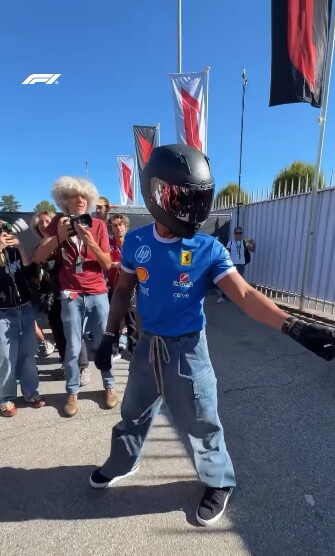 Lewis Hamilton arriva a Monza con una Panigale V4 Tricolore Italia