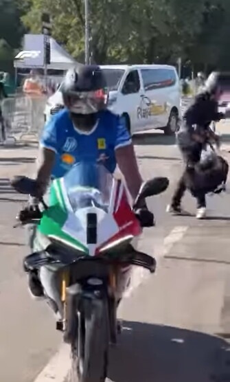 Lewis Hamilton arriva a Monza con una Panigale V4 Tricolore Italia