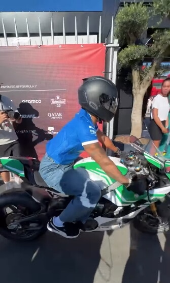 Lewis Hamilton arriva a Monza con una Panigale V4 Tricolore Italia