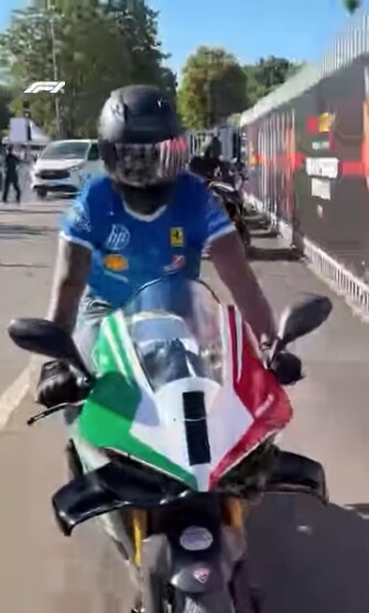 Lewis Hamilton arriva a Monza con una Panigale V4 Tricolore Italia