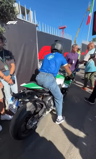 Lewis Hamilton arriva a Monza con una Panigale V4 Tricolore Italia