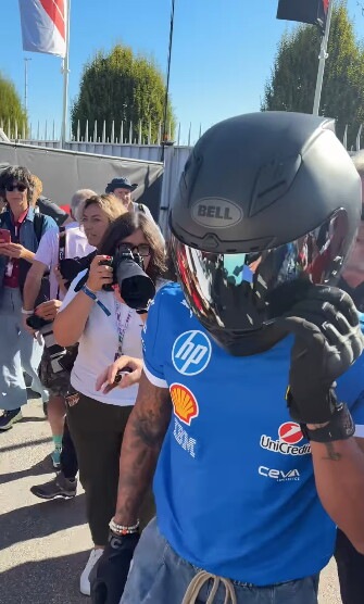 Lewis Hamilton arriva a Monza con una Panigale V4 Tricolore Italia