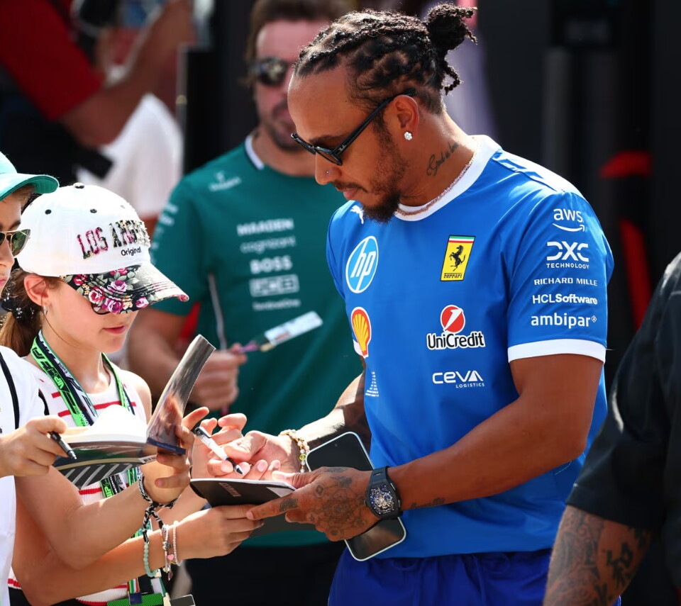Lewis Hamilton arriva a Monza con una Panigale V4 Tricolore Italia