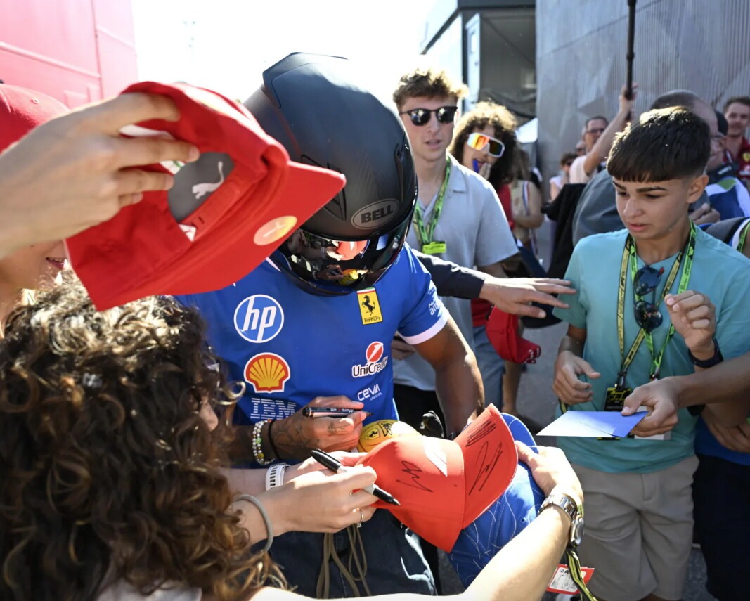 Lewis Hamilton arriva a Monza con una Panigale V4 Tricolore Italia