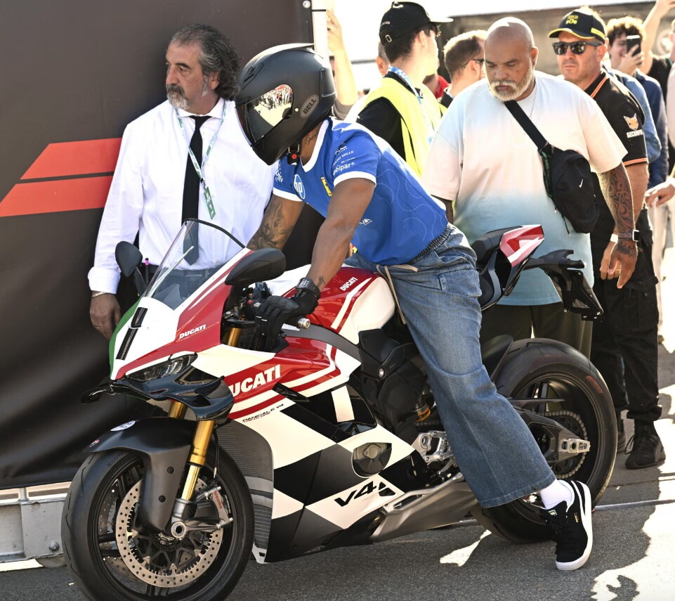 Lewis Hamilton arriva a Monza con una Panigale V4 Tricolore Italia