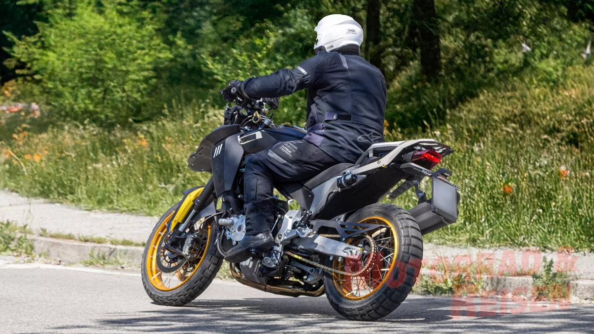 Benelli Trek: nuove foto spia della futura tre cilindri