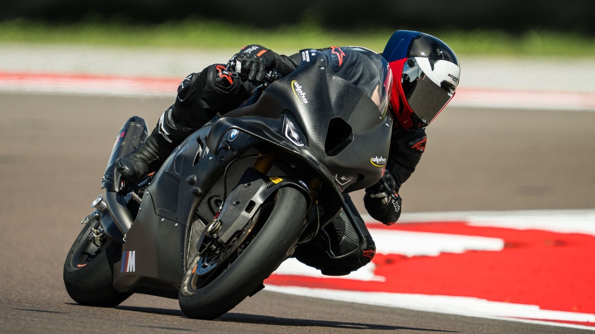 BMW M 1000 RR: le opinioni di InMoto "fuori dai denti"