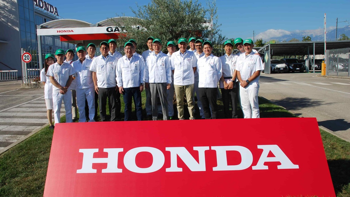 Honda: il Presidente Toshihiro Mibe in visita ad Atessa