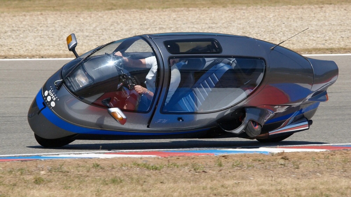 In piega ma sempre asciutti: la top5 delle moto di serie "con il tetto"