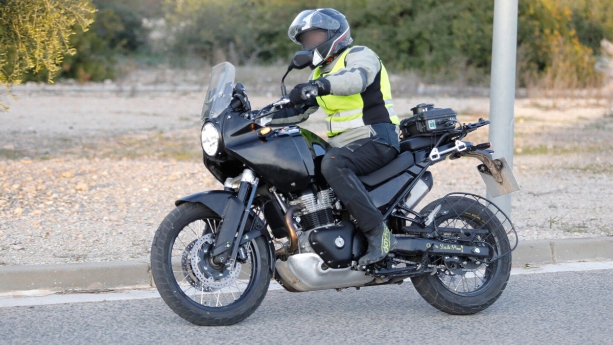 Foto spia Royal Enfield Himalayan 750: la bicilindrica è in arrivo!