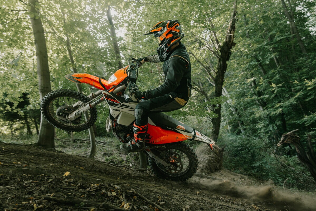KTM 300 EXC Hardenduro 2026: la regina dell’estremo è ancora più efficace