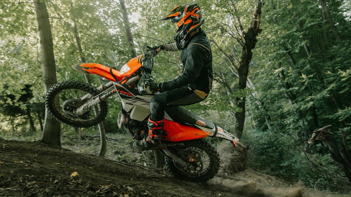 KTM 300 EXC Hardenduro 2026: la regina dell’estremo è ancora più efficace