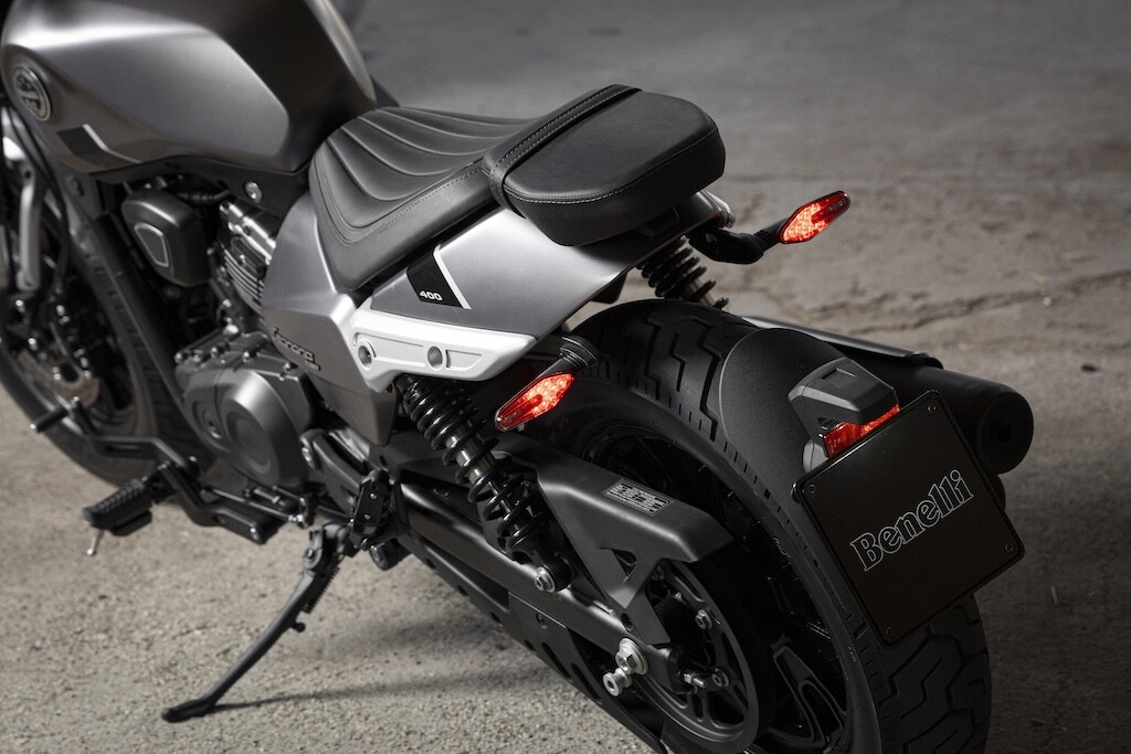 Benelli Leoncino Bobber 400: le foto dello stile custom secondo Pesaro