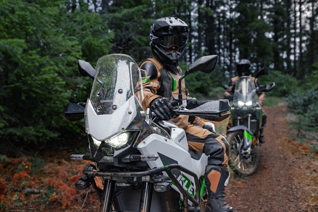Kawasaki, il ritorno alle origini dell’avventura con la KLE500 2026: le foto