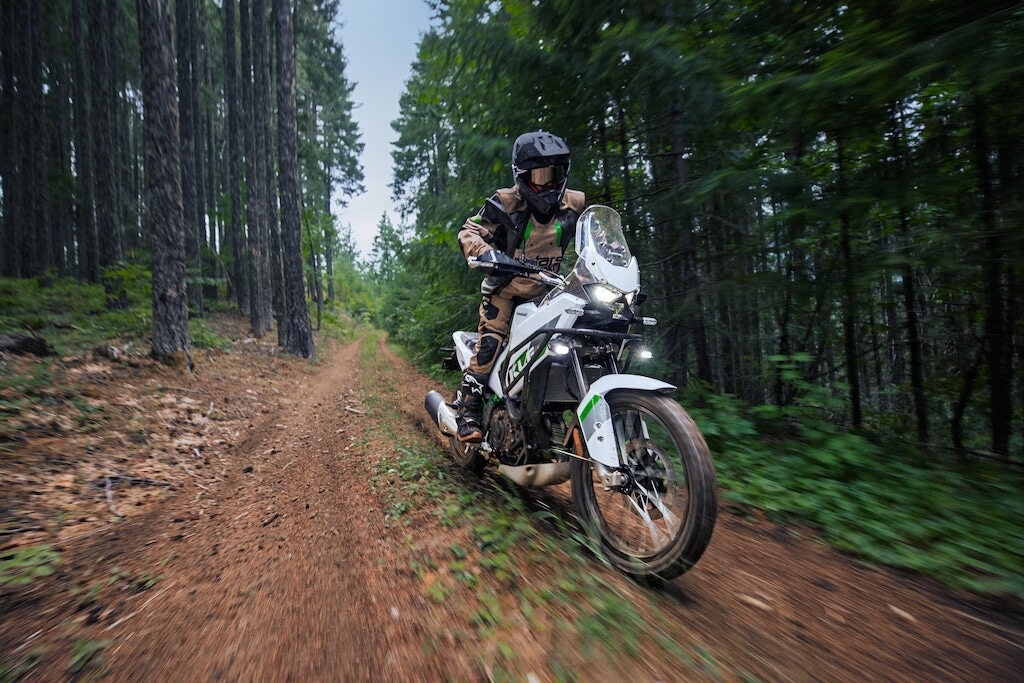 Kawasaki, il ritorno alle origini dell’avventura con la KLE500 2026: le foto