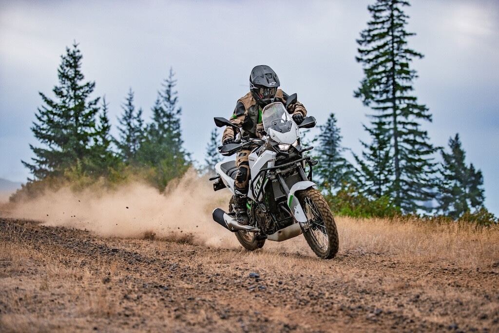 Kawasaki, il ritorno alle origini dell’avventura con la KLE500 2026: le foto