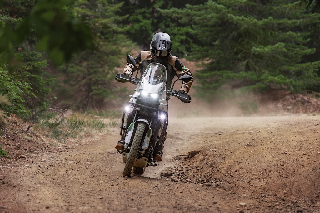 Kawasaki, il ritorno alle origini dell’avventura con la KLE500 2026: le foto